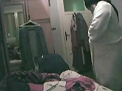 Uzkrītošā meitene urinē un aptaustīja noskūtu mufe